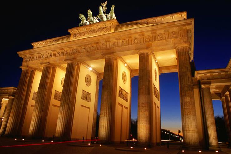 Tapety - Brandenburg Gate at Dusk, Berlin, Germany.jpg