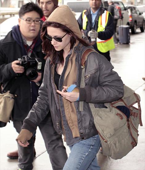 Kristen Stewart - Kristen Stewart Kristen Stewart Arriving Vancouver pKtYw1yP5ISl.jpg