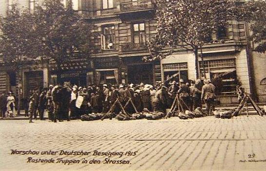 Warszawa przedwojenna na fotografi - 1915 r.  Warszawa , Zolnierze na ulicy Marszalkowskiej.jpg