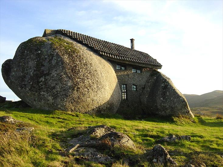 CUDACZNE BUDYNKI - The true Stone House 2.jpg