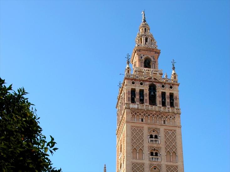 Architektura  islamu - Giralda Tower in Seville Spain.jpg