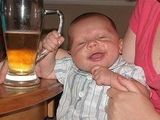 FAJNE,śmieszne FOTO - 12515-baby-und-das-bier.jpg