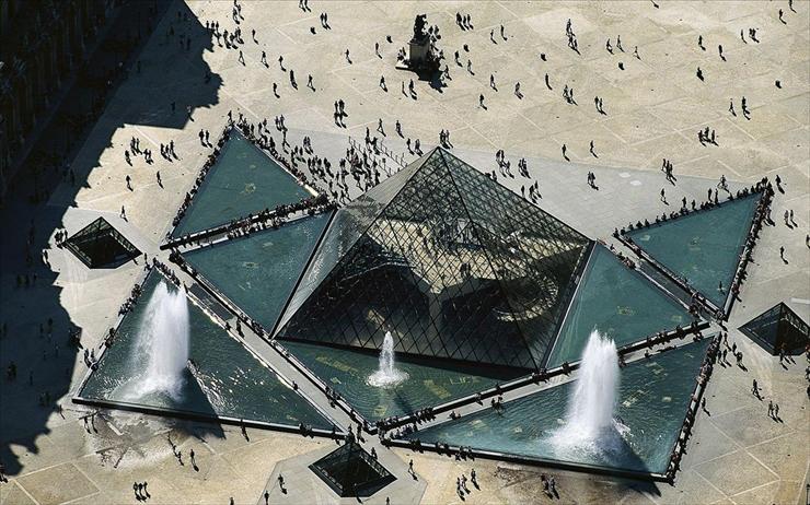 FRANCJA - Pyramid of the Louvre, Paris, France.jpg