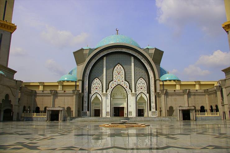 Architecture - Wilayah Persekutuan Mosque in Malaysia courtyard.jpg