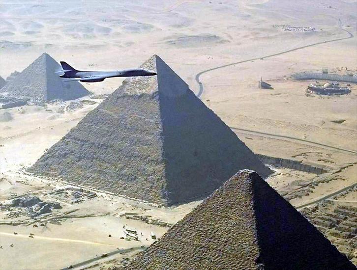 Piramidy EGIPCJAN - B-1B_Great_Pyramid.jpg