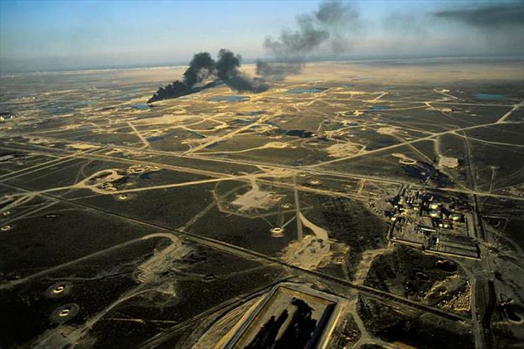 Ziemia z nieba - Kuwait. Al Khiran. Lakes of oil near Al Burgan.jpg