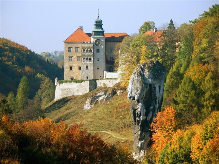 Zamki  świata - Hercules Club Rock and Pieskowa Skala Castle, Ojcow National Park, Poland.jpg