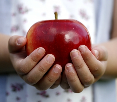 OWOCE JESIENI - Girl_holding_apple.jpg